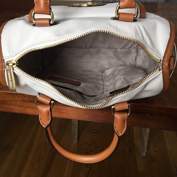 🎈SALE🎈Beautiful Michael Kors Margo Satchel - Picture 7 of 7