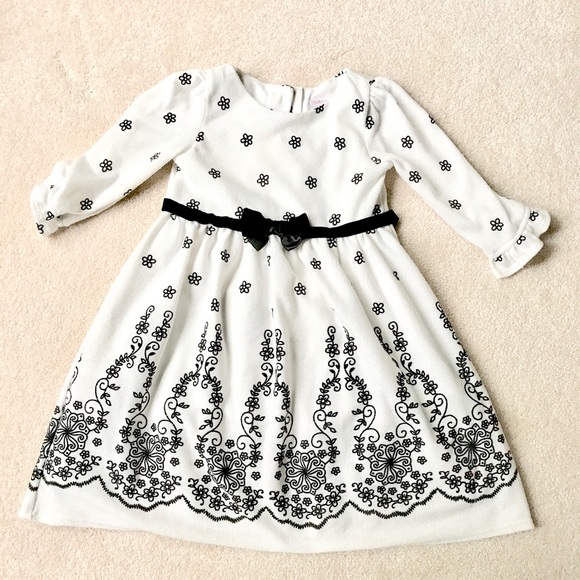 SOLD. - Girls Holiday Dresses size 6 - Picture 6 of 7