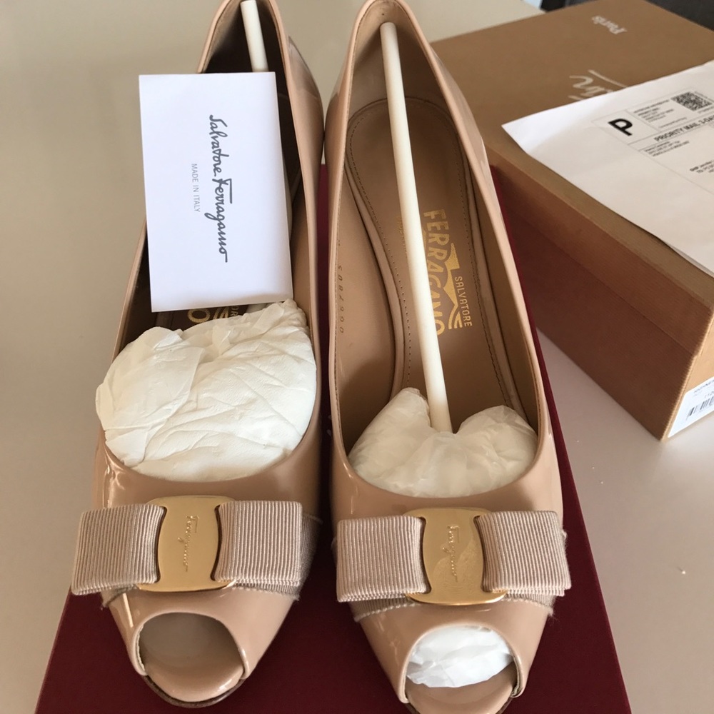 Salvatore Ferragamo peep toe nude