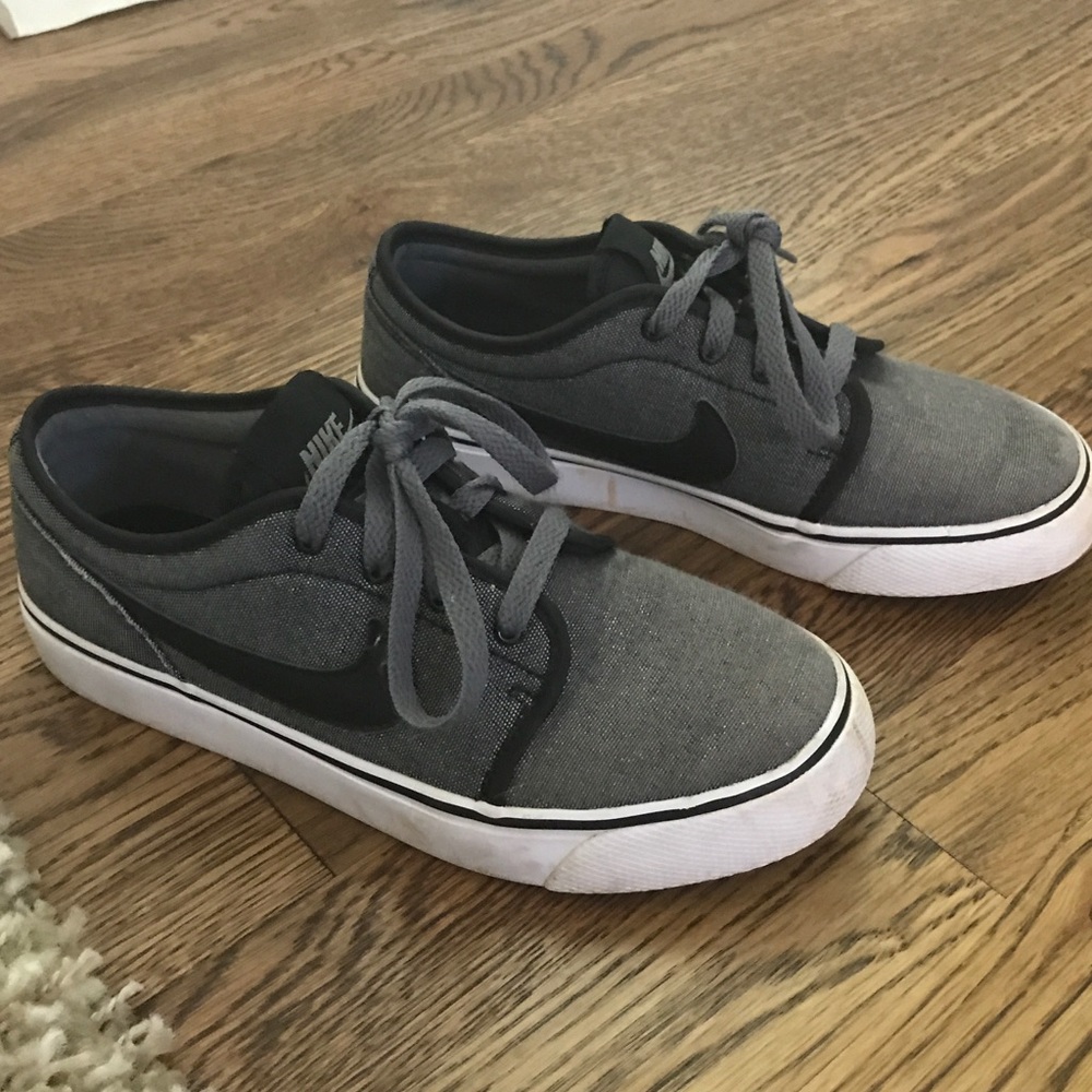 Boys sz 5 NIKE tennis shoes