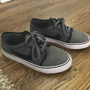 Boys sz 5 NIKE tennis shoes