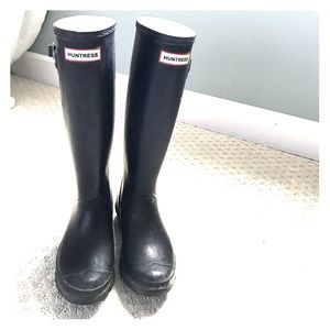 Hunter huntress black boot.