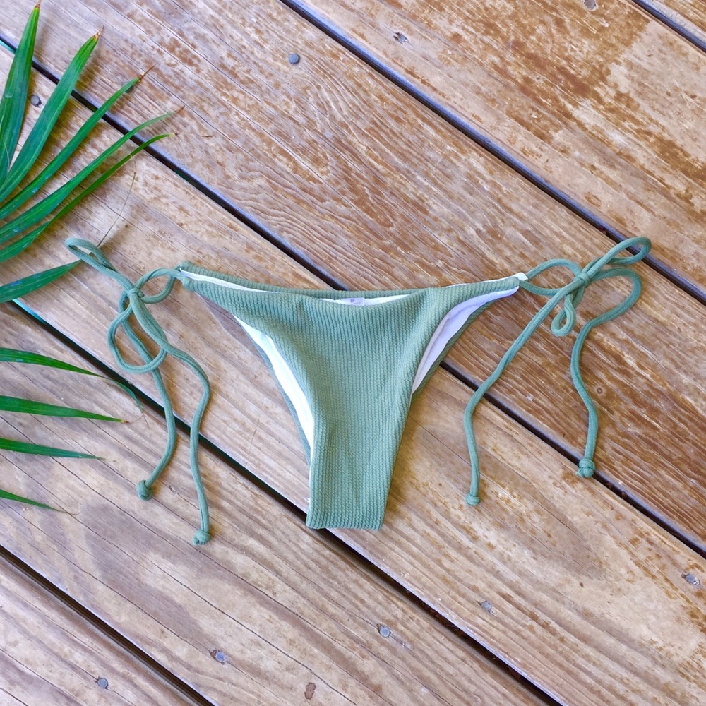 Cheeky string bikini! - Picture 2 of 3