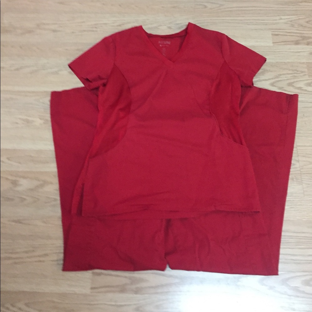 Medium scrub set! Allure by white cross brand!