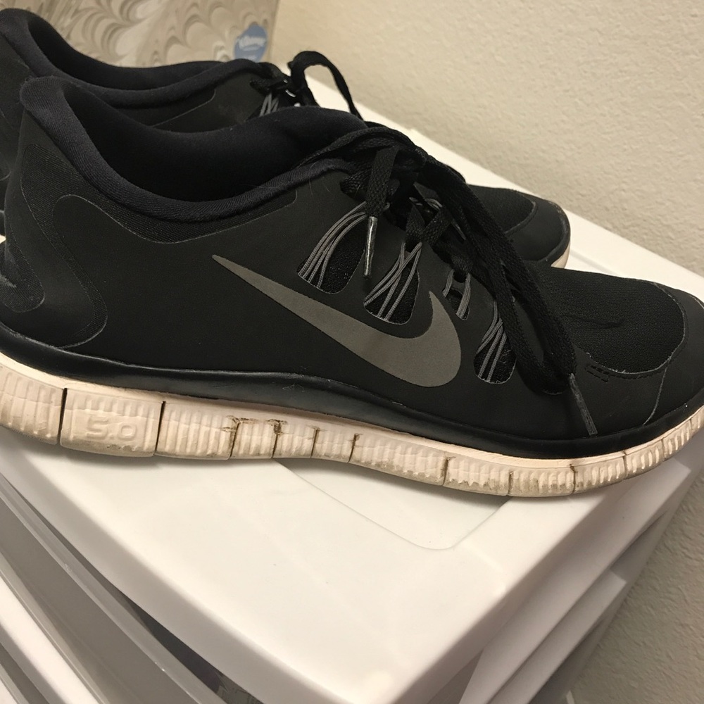 Nike Womens Free Runs Size 11!