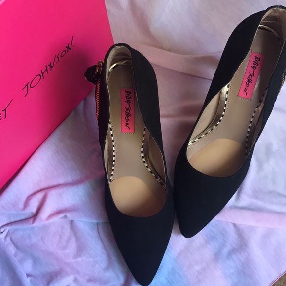 Betsey Johnson Madam Pumps - Picture 2 of 3