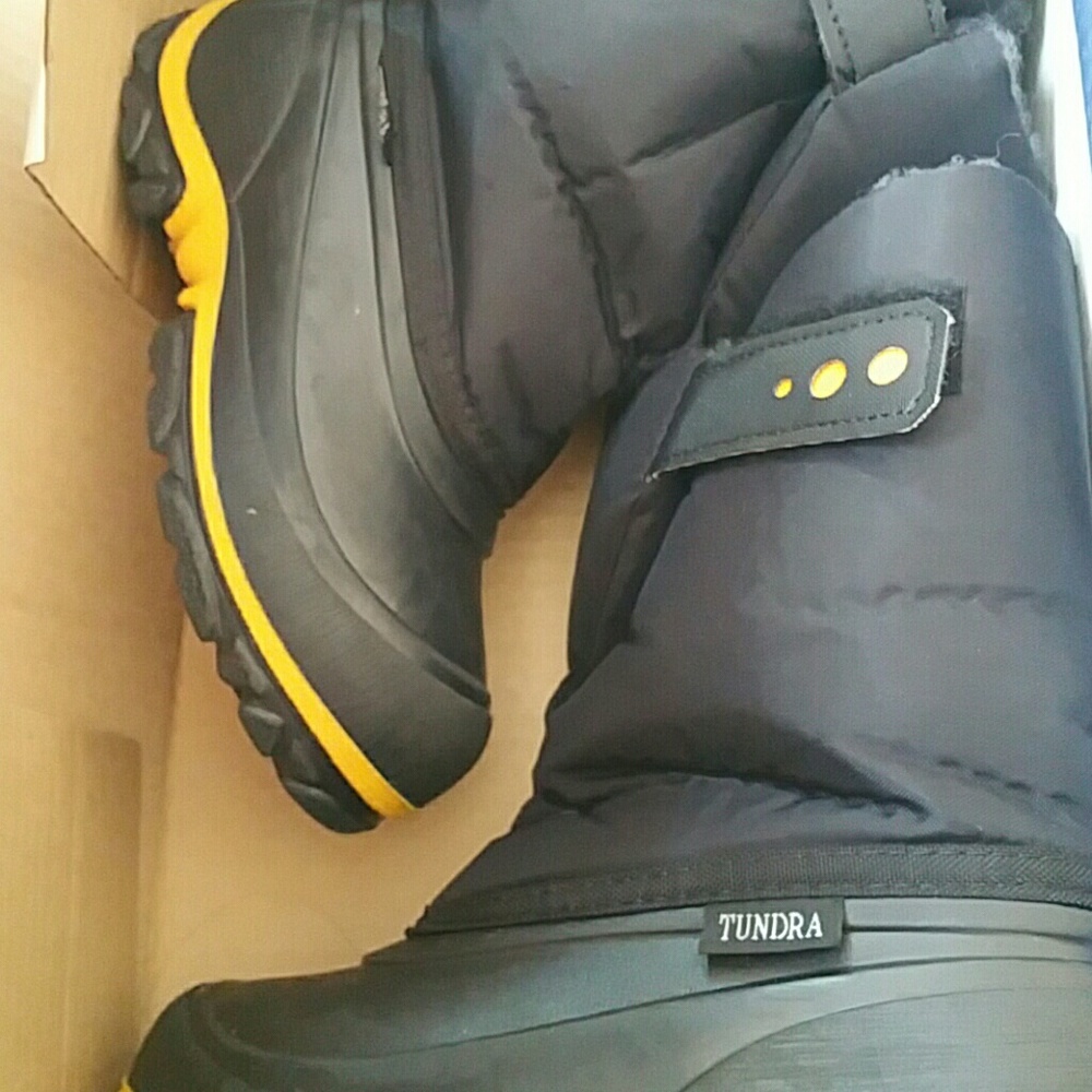 Boys Tundra boots size 12 worn once only!!!!!!!