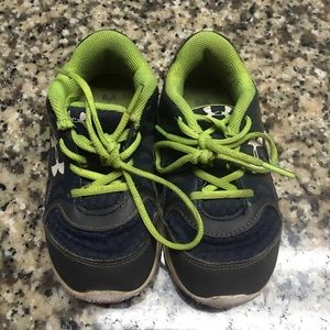 Size 8 under armor tennis shoes
