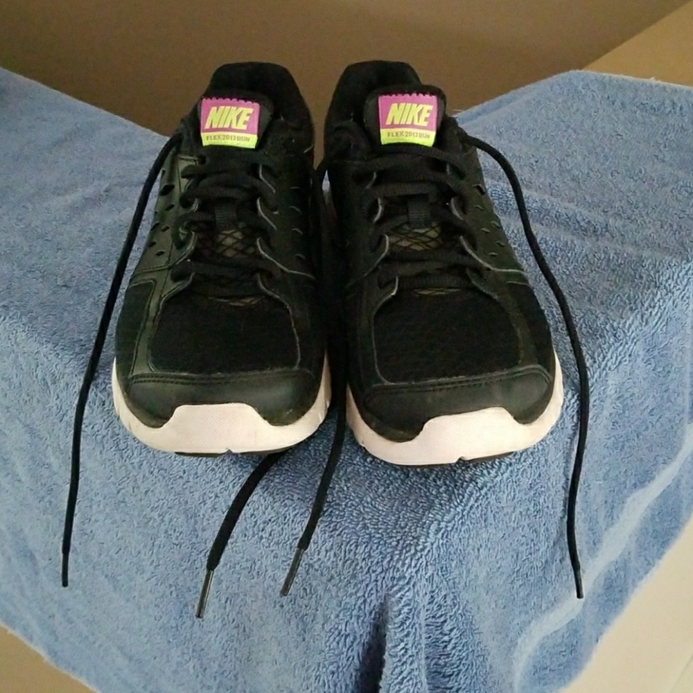 Nike Black tennis shoes