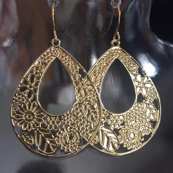 Jewelry - Dainty Gold Floral Pattern Earrings