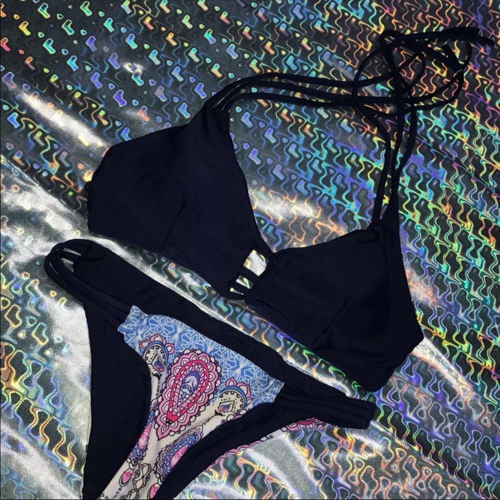 Bikini - Picture 1 of 3