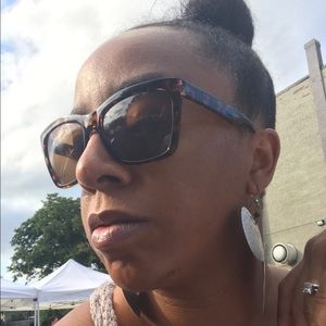 Meet your Posher, Akia
