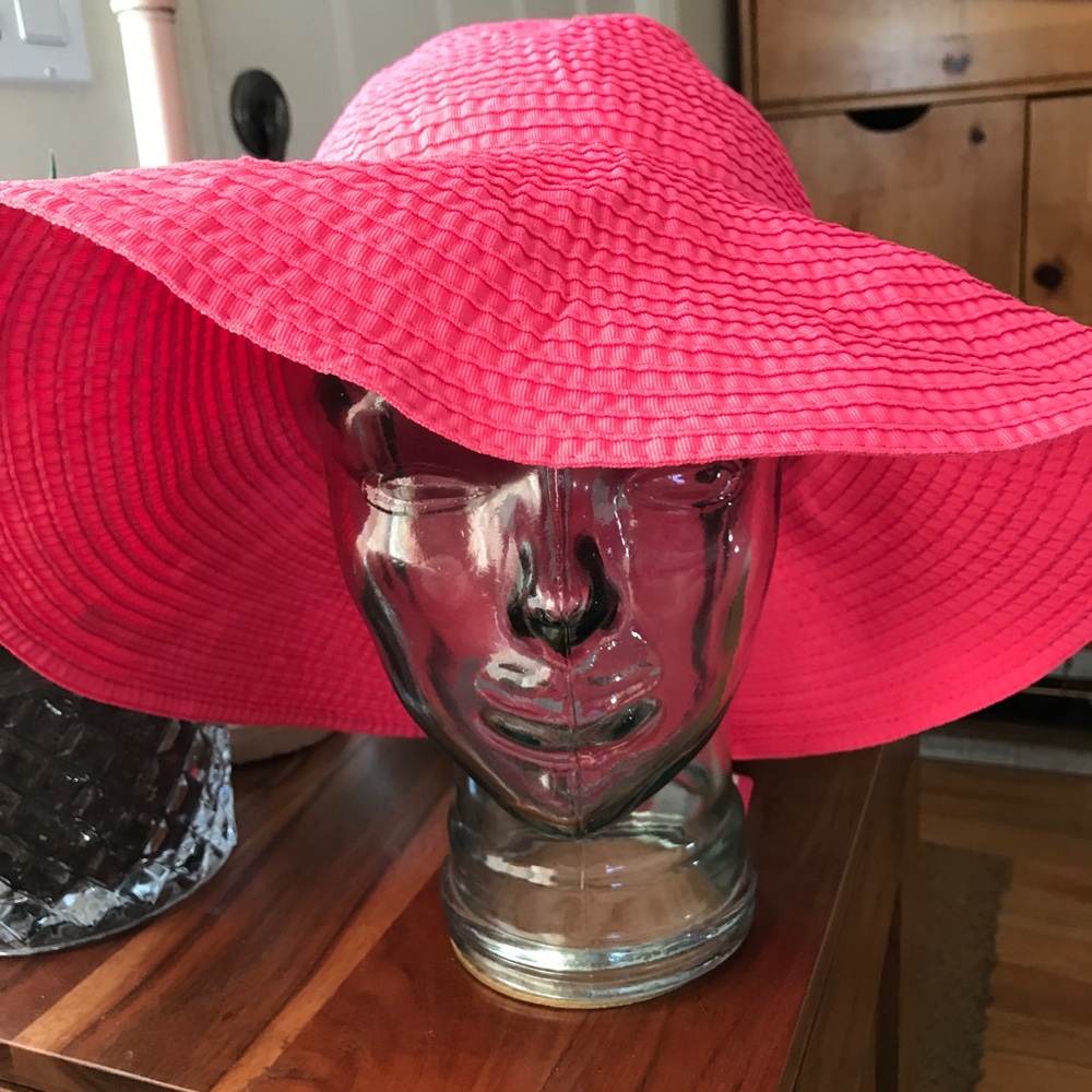 Neon pink floppy hat 💕