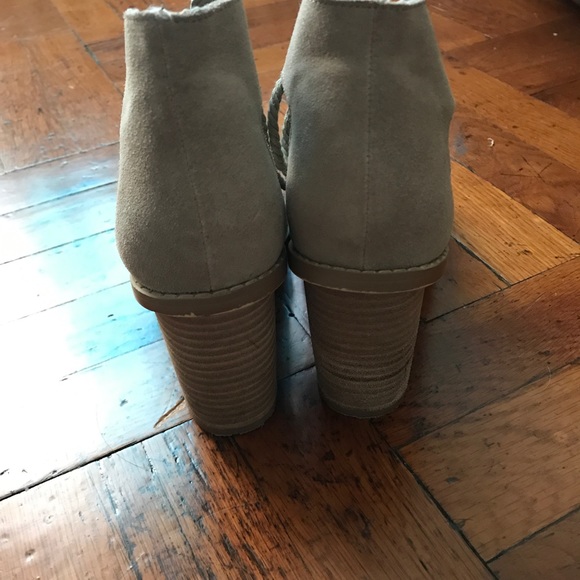 Steve Madden Taupe Suede Carahh Shoes - Picture 3 of 7