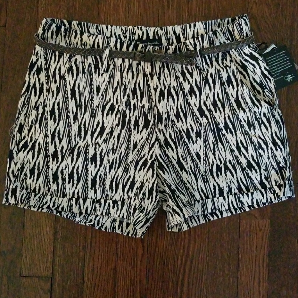 NWT printed linen blend short with belt size 10