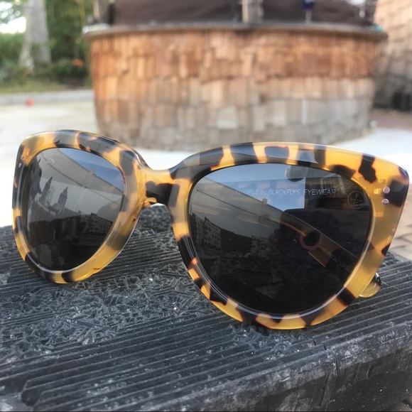 Fly Carmen Sunglasses NWT with Case - Picture 5 of 7