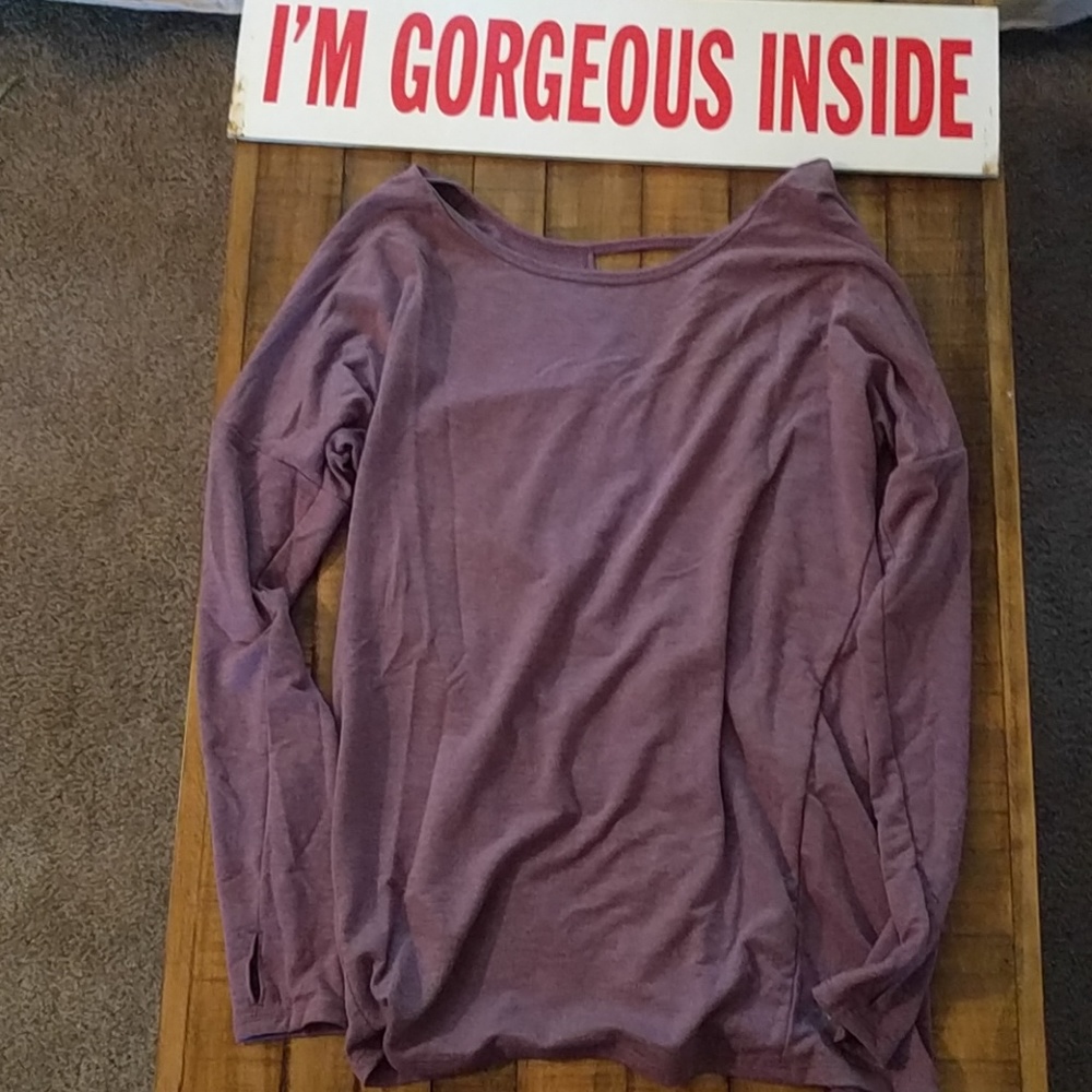 Long sleeve active shirt, low cut V back😉