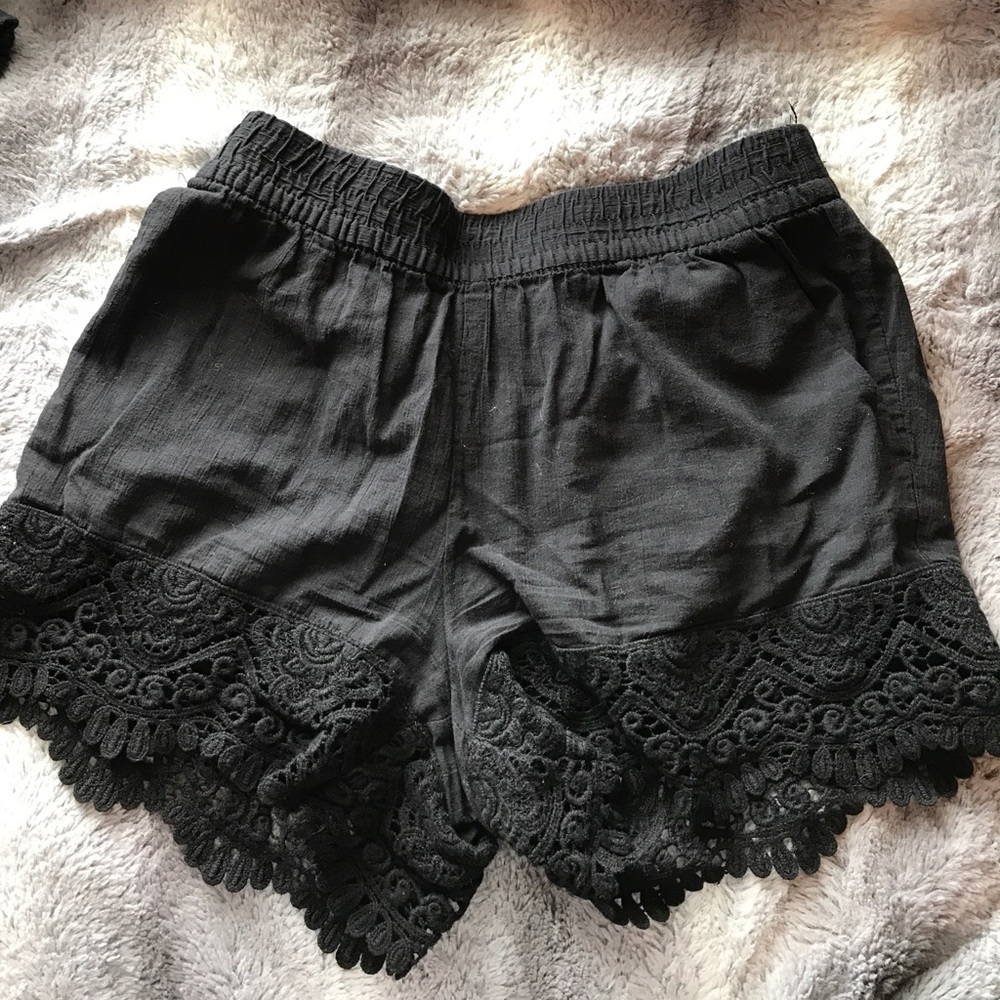 Flowy, shorts with lace trim