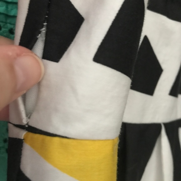 ♻️DONATED♻️Bold Print Shift Dress w/pockets - Picture 3 of 4