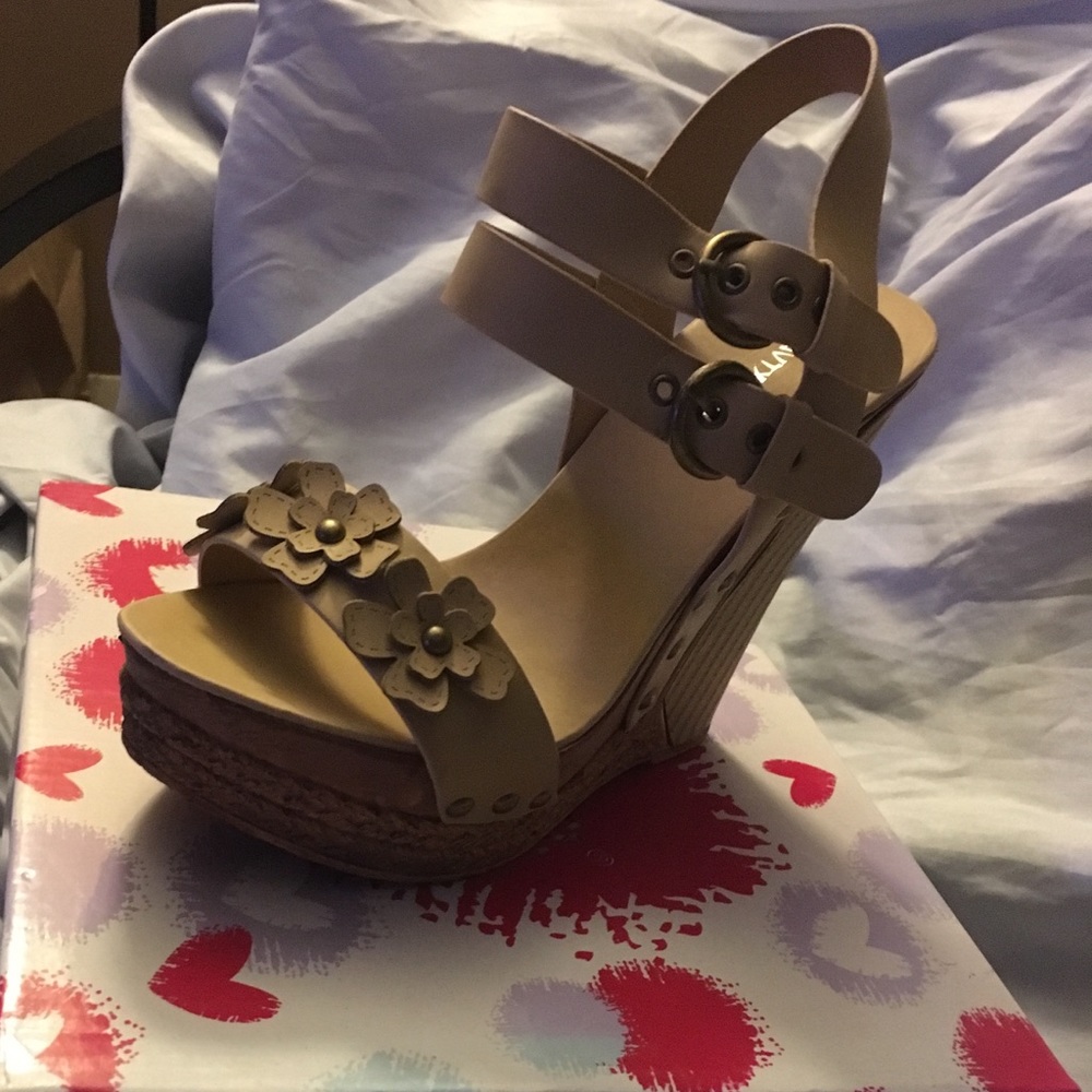 Nude wedges with cute detail.