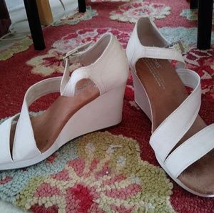 Toms