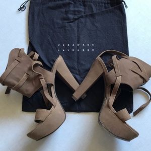 Vera Wang Lavender Label Abby buckskin 7.5