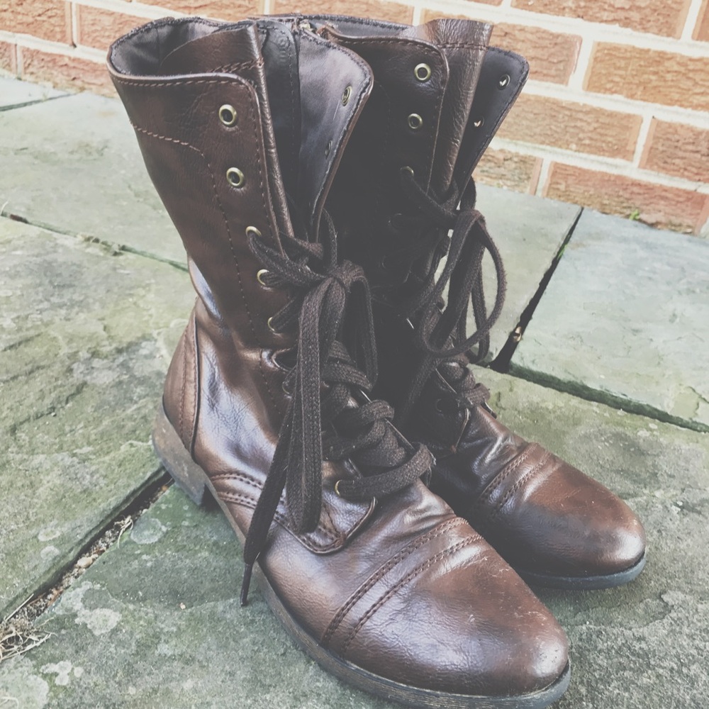 •BROWN COMBAT BOOTS•