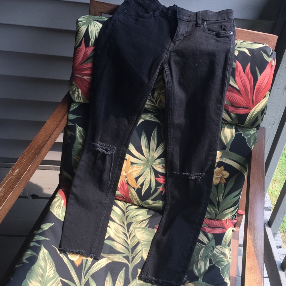 H&M skinny ankle jeans with knee rips🍬