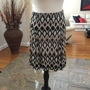 Soft and cute flowy Max Studio skirt