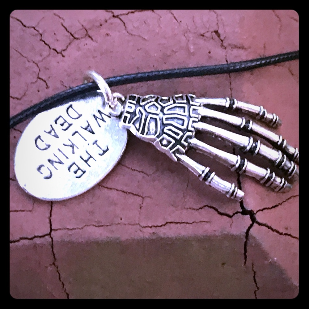 THE WALKING DEAD 💀 NECKLACE SILVERTONE