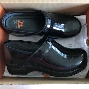 Dansko clogs 39 black patent danskos