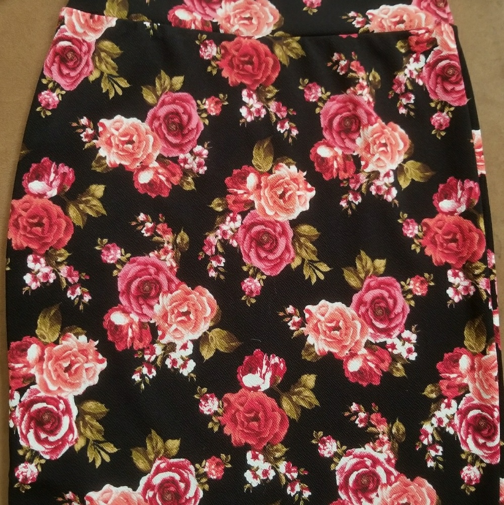 🦄🦄🦄🌹🌹🌹 LuLaRoe Floral Cassie