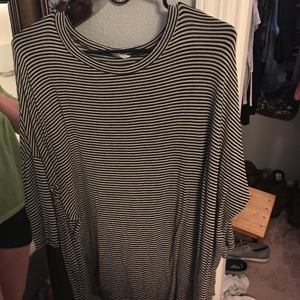 Black and white mid sleeve