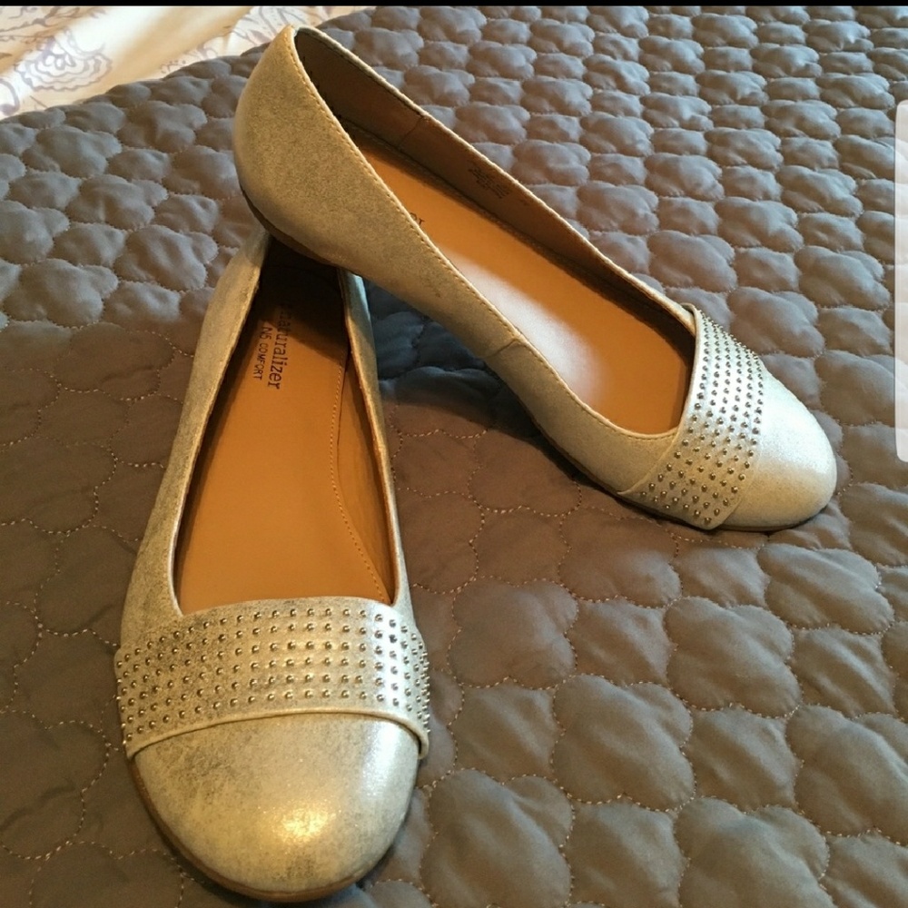 NWOT Silver Naturalizer Flats