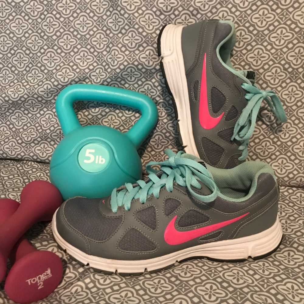 Nike Revolution Sneaker *gently used*
