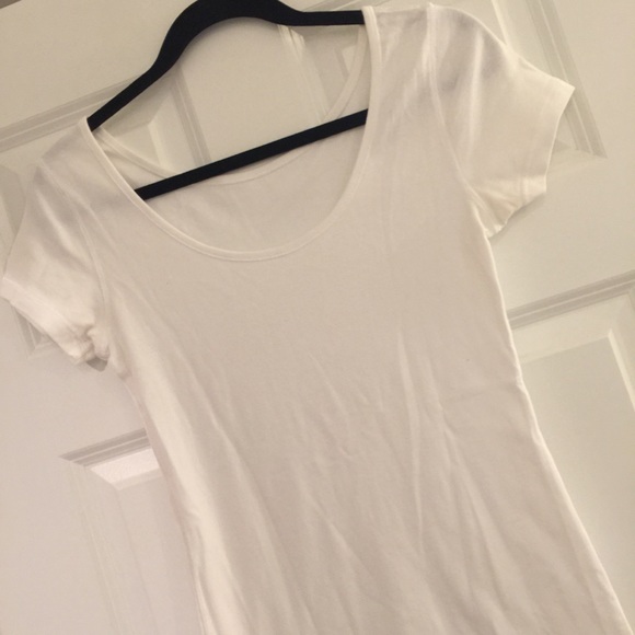 Victoria's Secret Tops - Victoria's Secret White Scoop Neck Tee EUC