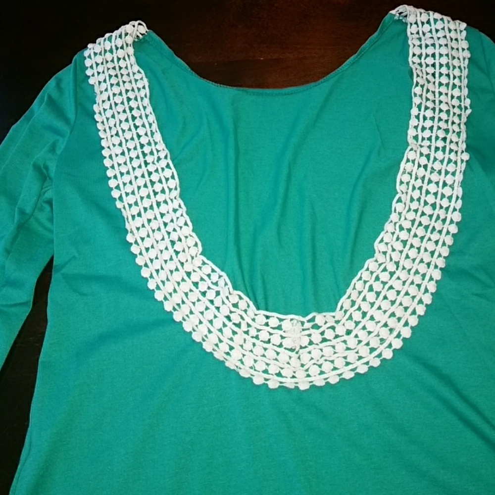 Green open back blouse w/ embroidery - Picture 2 of 5