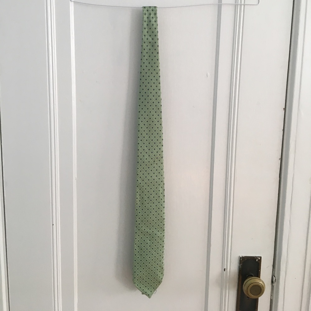 Nautica Men's green tie w/ blue dots. 100% silk