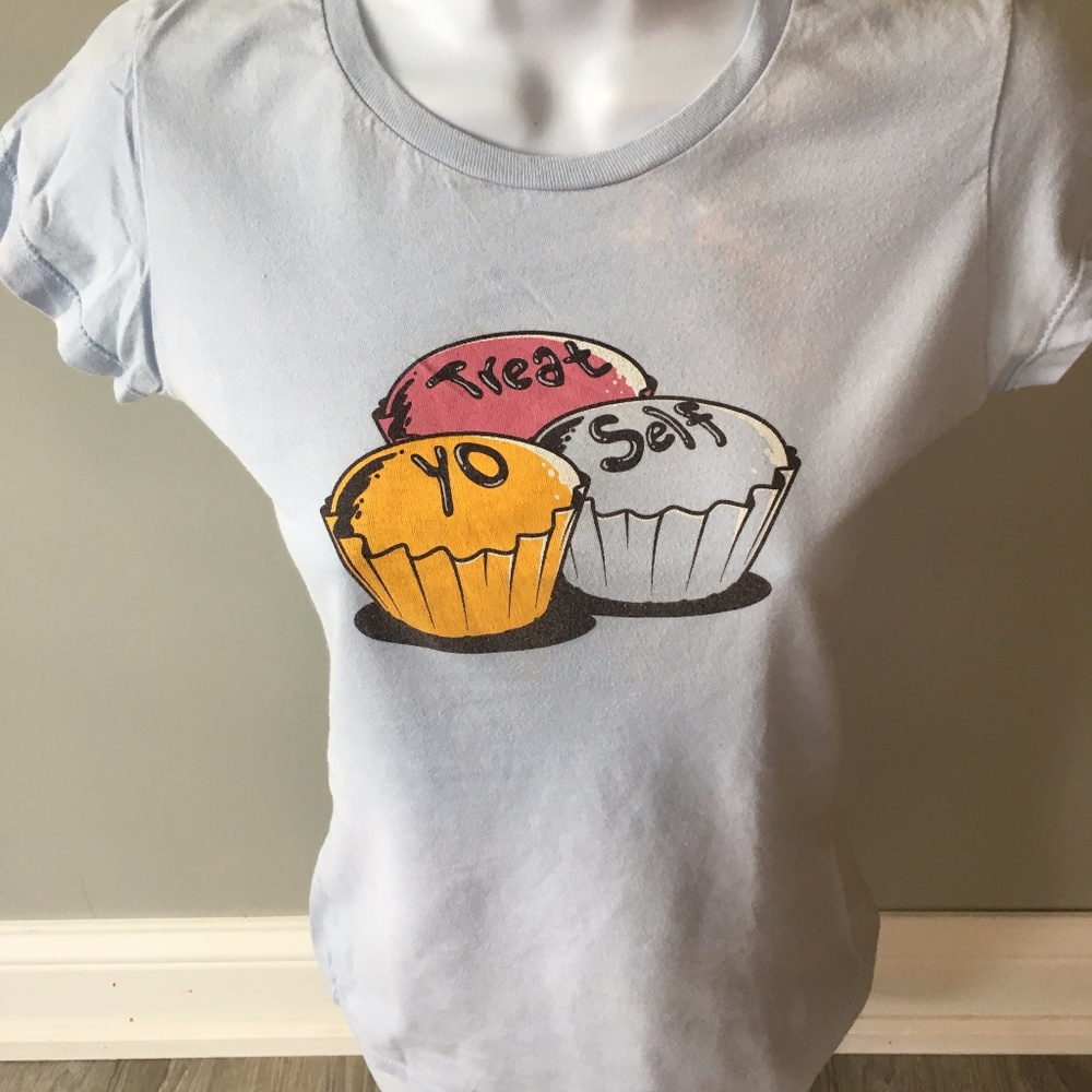 TREAT YO SELF Parks & Rec T-Shirt #Cupcakes (S)