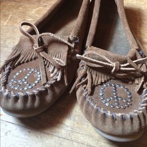 Minnetonka Peace ✌🏻 Sign Moccasins