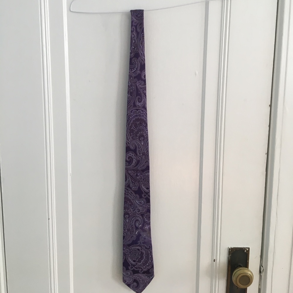 Nautica Men's purple paisley tie. 100% silk.