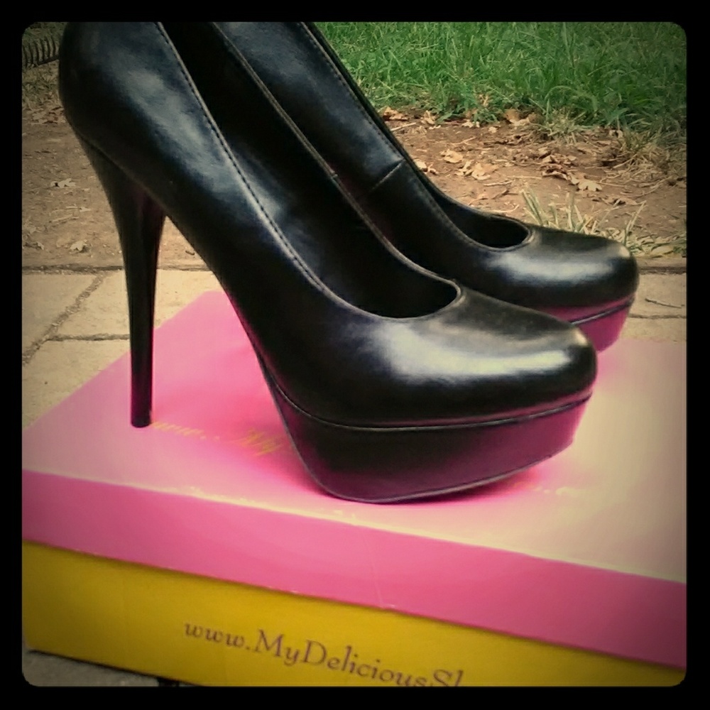 Delicious black heels size 9