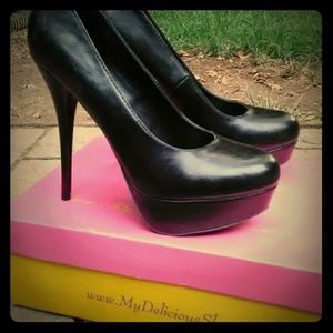Delicious black heels size 9