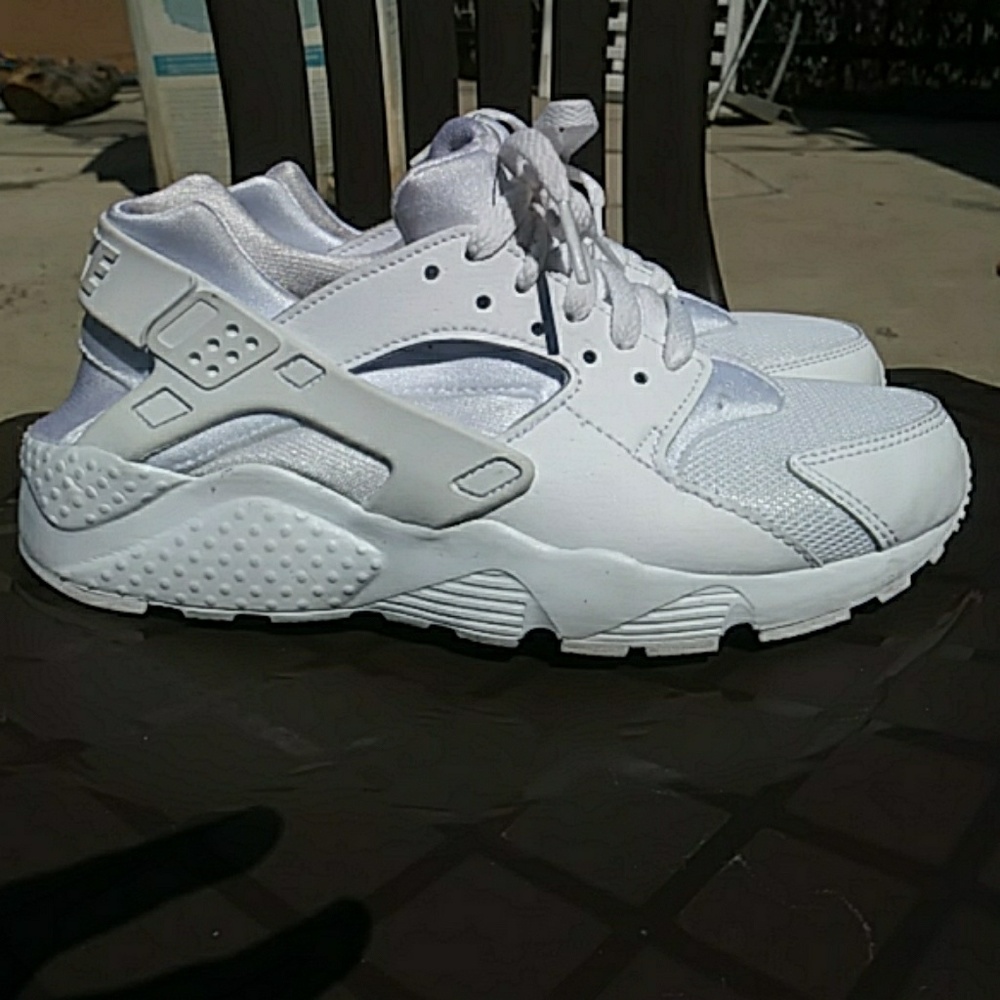 NIKE HUARACHE'S YOUTH (Size 5.5)