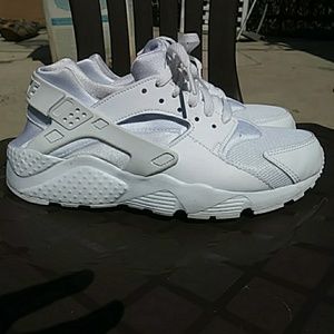 NIKE HUARACHE'S YOUTH (Size 5.5)