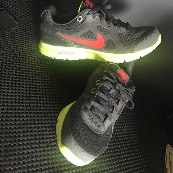 Nike shoes - Picture 2 of 5