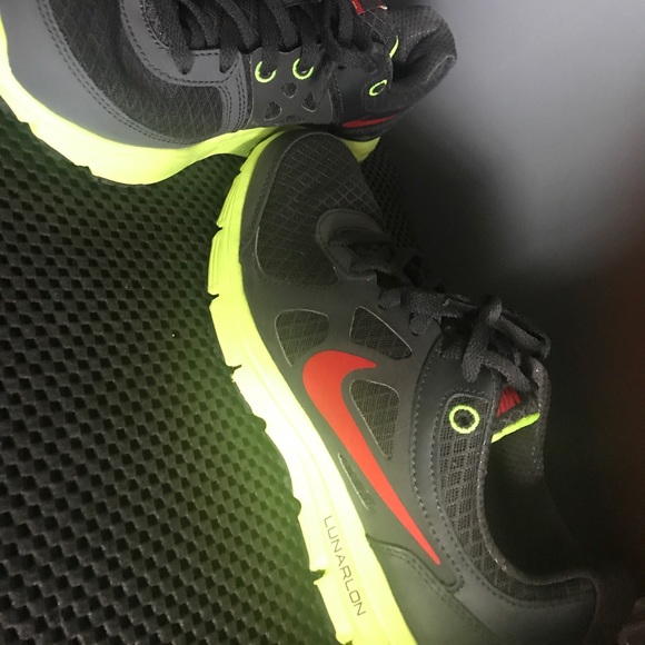 Nike shoes - Picture 4 of 5