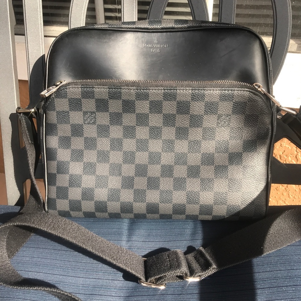 Authentic Men's Louis Vuitton Dayton Reporter PM