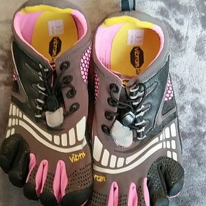Vibram tennis shoes