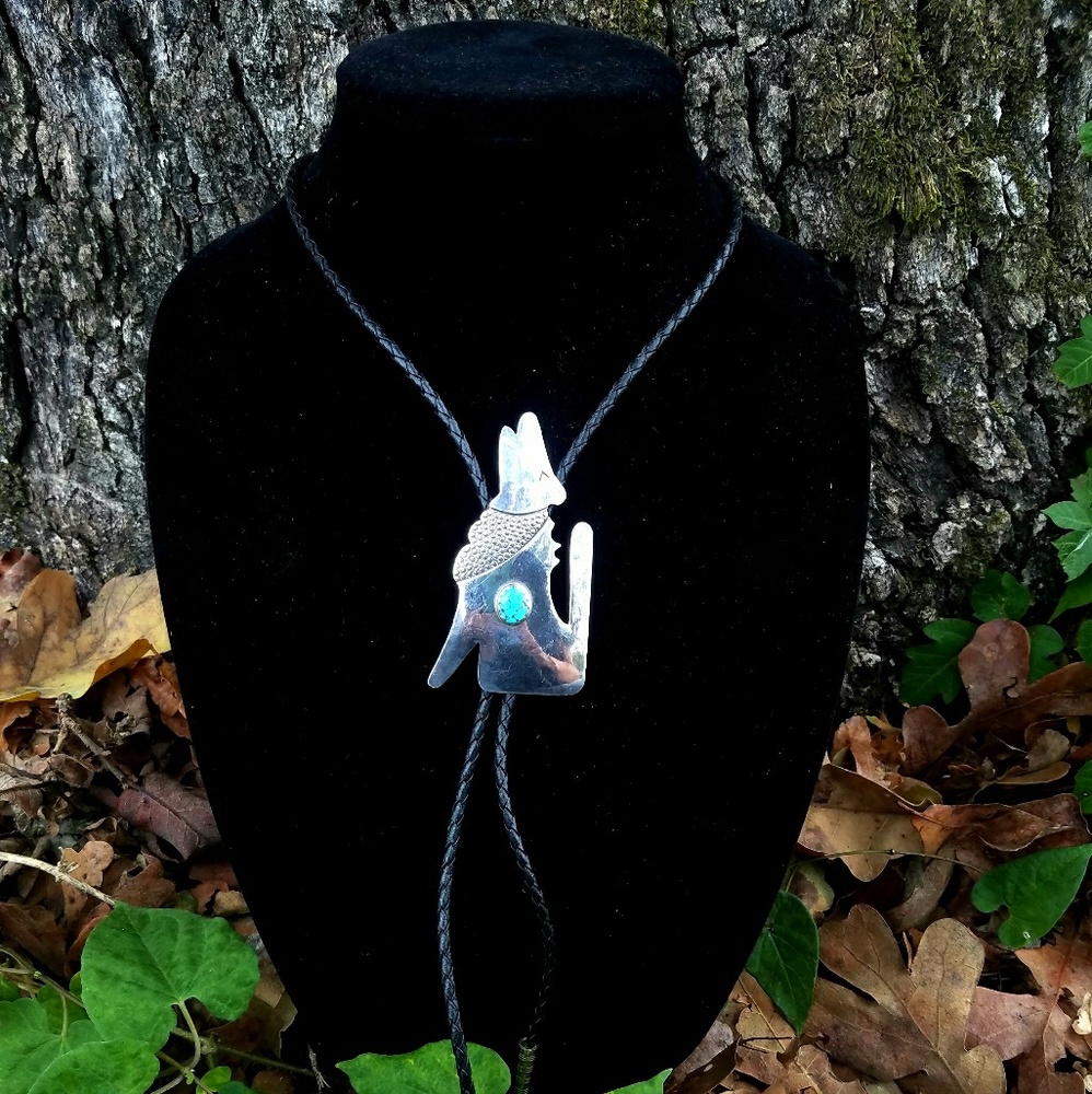 Vintage Sterling Turquoise howling Wolf bolo